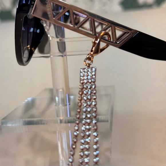 GUESS VIRAL Black Sunglasses with Removable Charms NWT & Dusties - Picture 6 of 10